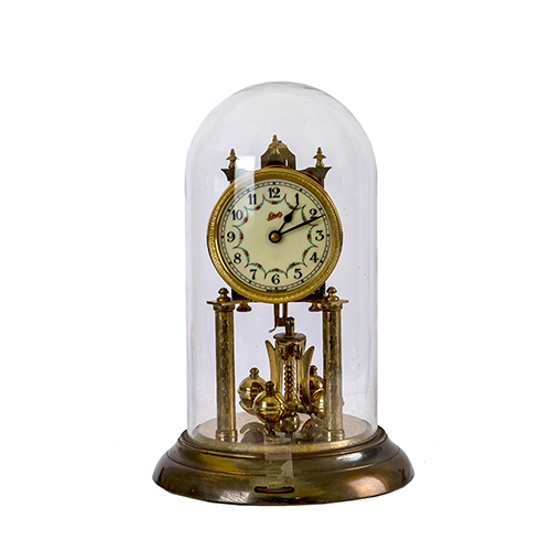 Sub.:20 - Lote: 339 -  Reloj con esfera esmaltada sobre columnas y pndulo giratorio. 