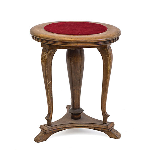 Sub.:20 - Lote: 1310 -  Banqueta de piano regulable en altura realizado en madera.
