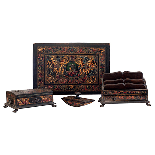 Sub.:20 - Lote: 384 -  Juego de escritorio formado por: carpeta realizada en cuero, portacartas, caja y secante realizado en madera tallada y policromada.
