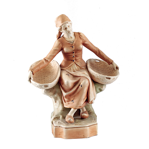 Sub.:20 - Lote: 1360 -  Mujer con dos cestas en biscuit policromado.