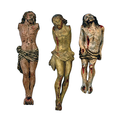 Sub.:20 - Lote: 1244 -  Tres cristos: dos sin brazos y otro yacente, realizados en madera tallada y policromada. S.XVIII.