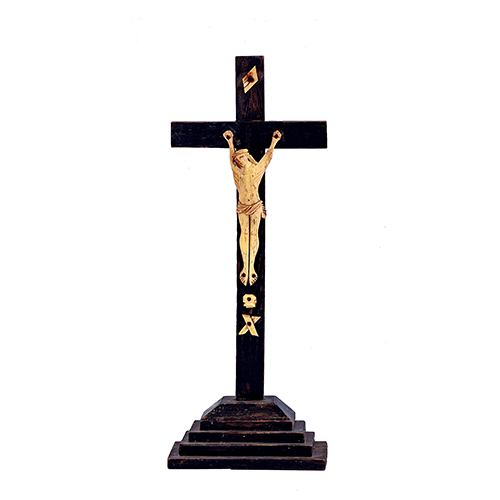Sub.:20 - Lote: 380 -  Cristo en hueso tallado con cruz y pie escalonado de sobremesa en bano. s. xix