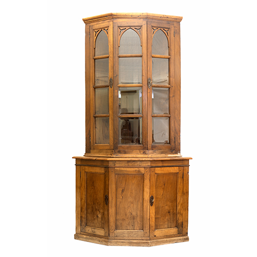Sub.:20 - Lote: 1355 -  Vitrina rinconera en madera con dos cuerpos. Puertas acristaladas en la parte superior y tres puertas armario en la parte inferior.