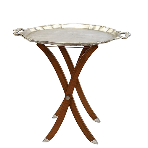 Sub.:20 - Lote: 1387 -  Mesa tijera en madera con bandeja en metal plateado.