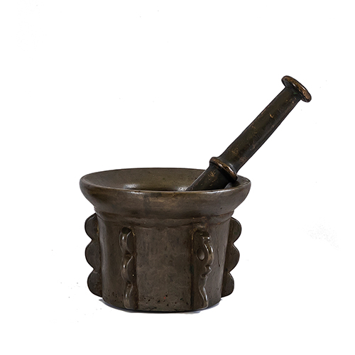 Sub.:20 - Lote: 1317 -  Almirez de costilla con mano.