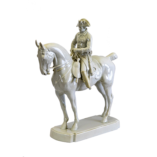 Sub.:20 - Lote: 1425 -  Figura ecuestre en porcelana blanca. Con pequea rotura.