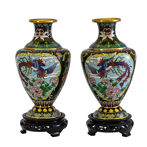 Sub.:20 - Lote: 1391 -  Pareja de jarrones cloisonn� con temas orientales, con peanas.