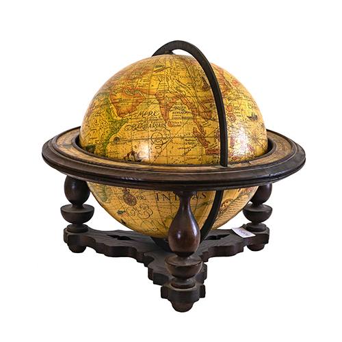 Sub.:20 - Lote: 1392 -  Globo terr�queo de sobremesa con soporte de madera torneada. S.XX