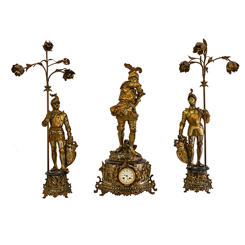 Sub.:20 - Lote: 1213 -  Guarnicin de reloj en calamina dorada y plateada con figuras de caballeros con armadura. 