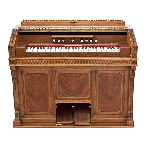 Sub.:20 - Lote: 1354 -  Armonio en madera de roble y nogal, con placa 