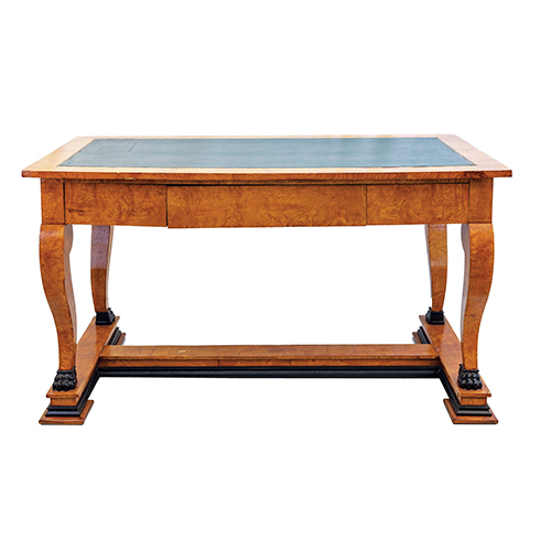 Sub.:20 - Lote: 1362 -  Mesa de despacho en madera de olmo con tapa de cuero y tres cajones en cintura. 