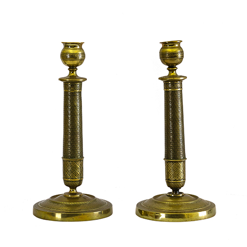 Sub.:20 - Lote: 1221 -  Pareja de candeleros con fustes cincelados en bronce.