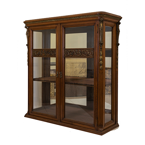 Sub.:20 - Lote: 214 -  Vitrina en madera de roble con dos puertas acristaladas. 