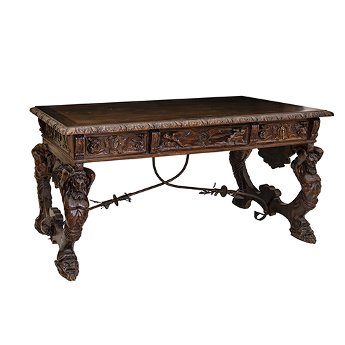 Sub.:20 - Lote: 1327 -  Mesa de despacho estilo neorenacimiento en madera tallada con tres cajones en cintura. 