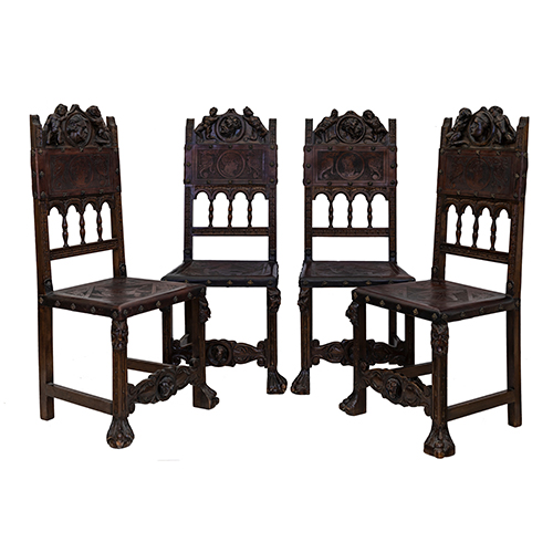 Sub.:20 - Lote: 361 -  Cuatro sillas de confidente en madera tallada, con respaldos y asientos en cuero.