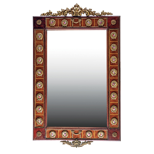 Sub.:20 - Lote: 388 -  Espejo estilo Luis XVI en madera, con medallones de porcelana decorados.