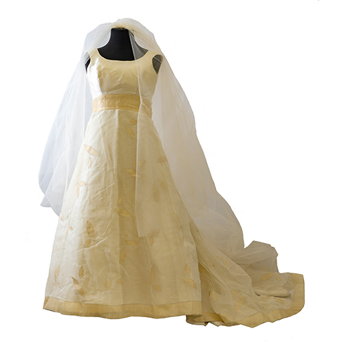 Sub.:20 - Lote: 530 -  Vestido de novia en lino, con cancn y velo.