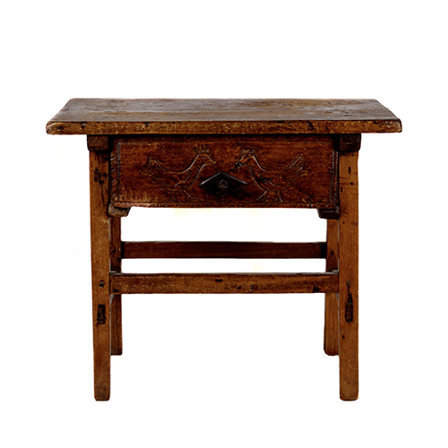 Sub.:20 - Lote: 1293 -  Mesa tocinera en madera de pino con caj�n tallado (dos aves enfrentadas)