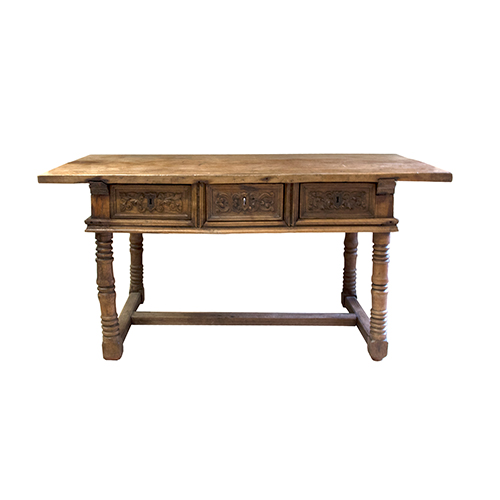 Sub.:20 - Lote: 1348 -  Mesa espa�ola de centro. Consta de tres cajones tallados en cintura y patas torneadas unidas por chambrana. Madera de nogal. Finales del s. XVII.