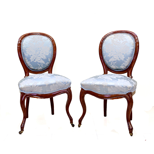 Sub.:20 - Lote: 276 -  Lote de seis sillas isabelinas en caoba con asiento y respaldo de medalln tapizados, s. XIX.