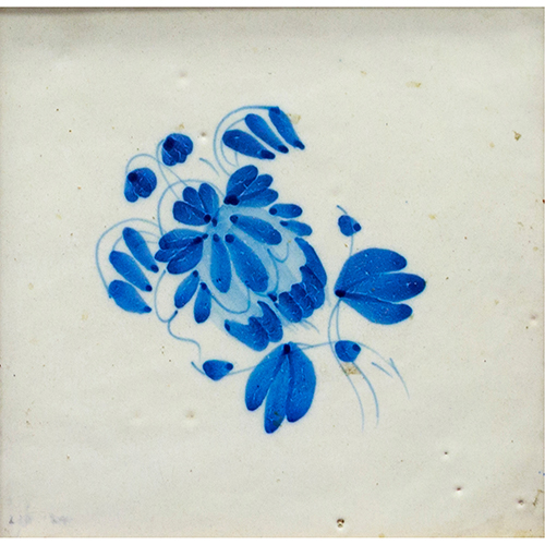 Sub.:20 - Lote: 1254 -  Baldosa levantina con decoracin azul vidriada sobre fondo blanco. S. XIX. 