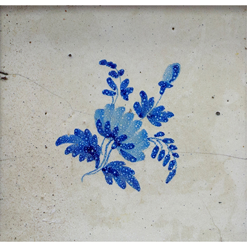 Sub.:20 - Lote: 1252 -  Baldosa levantina con decoracin azul vidriada sobre fondo blanco. S. XIX. 