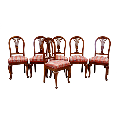 Sub.:20 - Lote: 318 -  Lote de seis sillas en madera tallada, con respaldo calado y tapicera a rayas.