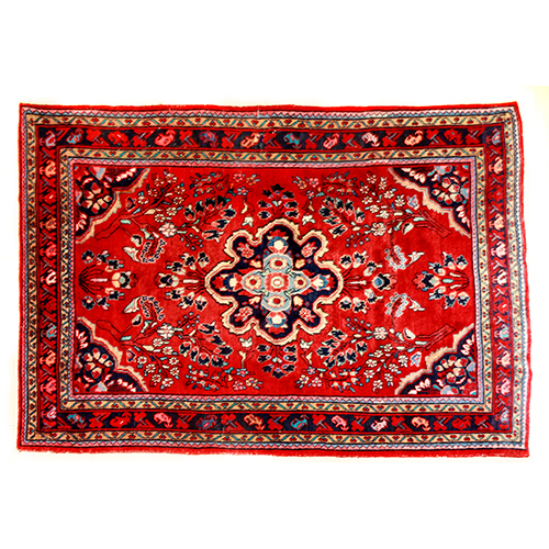 Sub.:20 - Lote: 204 -  Alfombra tipo persa, con h�rati de campo y orla exterior con boteh de borde. Toda su decoraci�n se recorta sobre fondo rojo. 