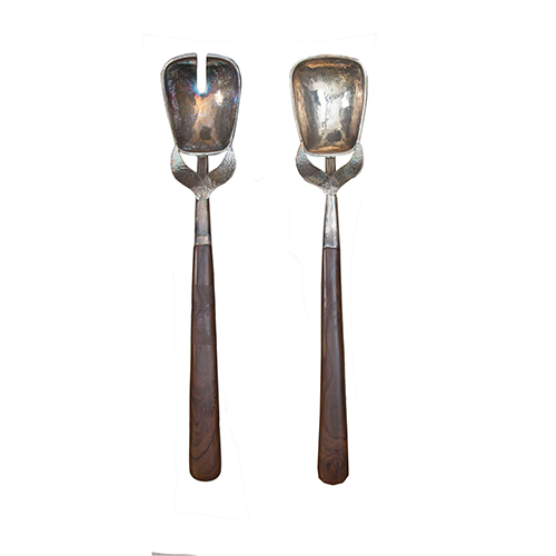 Sub.:20 - Lote: 1389 -  Pareja de cucharas de servir con cabeza de plata peruana repujada y mango de madera.