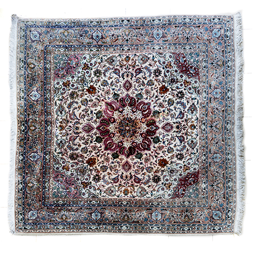 Sub.:20 - Lote: 1297 -  Alfombra cuadrada. Con orla exterior ancha surcada por motivos florales y geom�tricos que desbordan su l�mite y engarzan con los del campo.