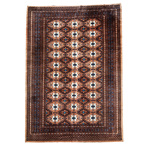 Sub.:20 - Lote: 1350 -  Alfombra roja con entramado geom�trico como central de campo y doble orla exterior. 