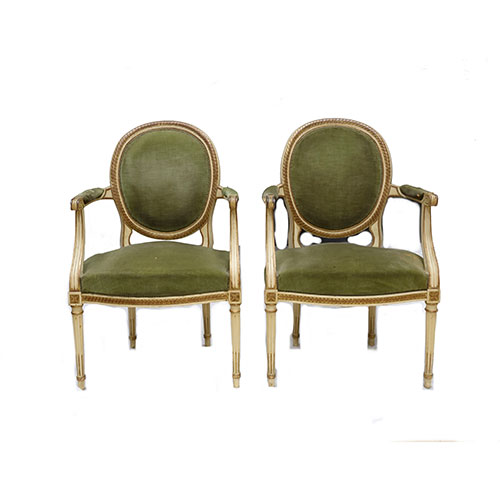 Sub.:21 - Lote: 1379 -  Lote de dos butacas estilo Luis XVI lacadas en blanco y oro. 