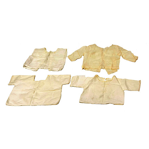 Sub.:21 - Lote: 318 -  Conjunto de cuatro camisolas de beb en hilo, algodn y seda. 