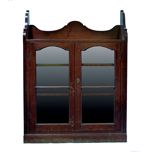 Sub.:21 - Lote: 395 -  Vitrina de colgar de dos puertas con tres baldas al interior, en madera de castao.