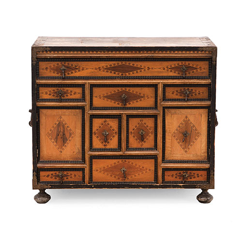 Sub.:21 - Lote: 173 -  Bargue�o en marqueter�a de diferentes maderas y ebonizada. 