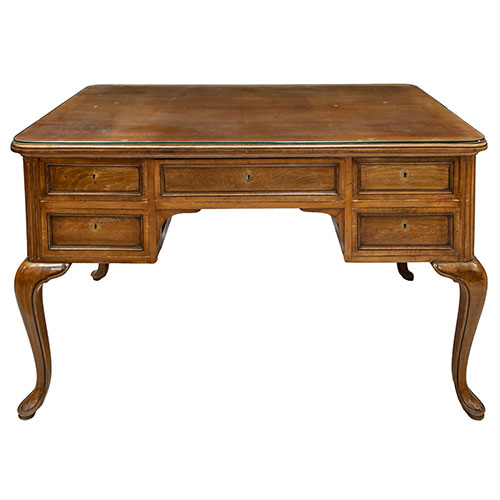 Sub.:21 - Lote: 1279 -  Mesa de despacho estilo ingl�s en madera patinada con cinco cajones en cintura y tapa de cristal. 