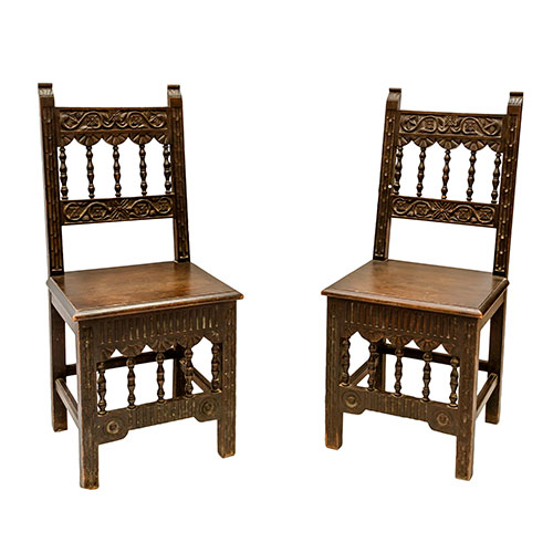 Sub.:21 - Lote: 372 -  Pareja de sillas rsticas en madera tallada.