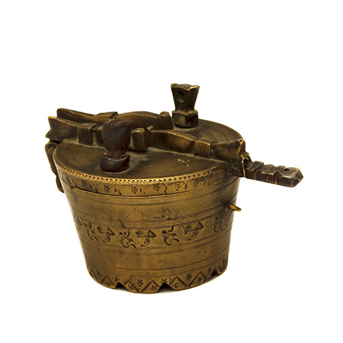 Sub.:21 - Lote: 1274 -  Ponderal en bronce con marcas y grabados de temas florales. s. XVIII. 