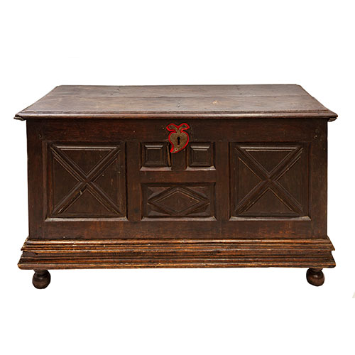 Sub.:21 - Lote: 1336 -  Arca en madera tallada con cuarterones y cerradura en forma de coraz�n. S. XVIII.