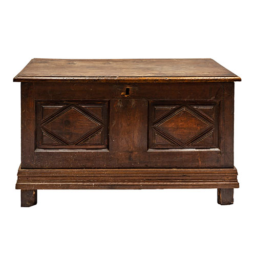 Sub.:21 - Lote: 1313 -  Arca con paneles de rombos en nogal y pino. S. XVIII. 