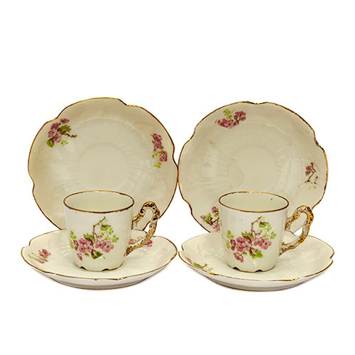 Sub.:21 - Lote: 199 -  Lote de 14 tazas de caf con 13 platos en porcelana de Limoges con decoracin de flores de almendro y ribetes dorados. 