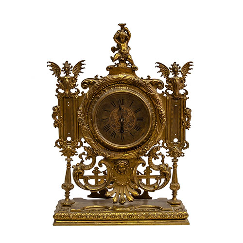 Sub.:21 - Lote: 1284 -  Reloj en bronce dorado, cincelado y calado; con esfera de metal con numeraci�n romana. 