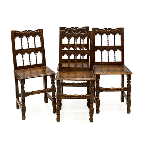Sub.:21 - Lote: 330 -  Lote de cuatro sillas castellanas en madera de roble de respaldo alto con doble arquera y palillos torneados. S. XVIII.