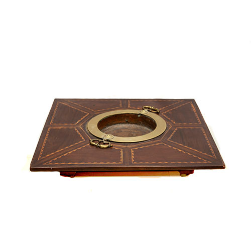 Sub.:21 - Lote: 313 -  Brasero con su tarima en madera de nogal y taracea de boj. S.XVIII