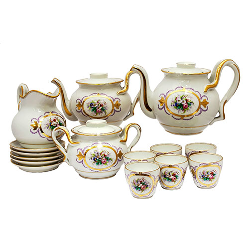Sub.:21 - Lote: 1296 -  Juego de caf� y t� de 6 servicios y repuestos en porcelana con cartucho central de ramillete floral enmarcado por orla dorada y filos dorados. 