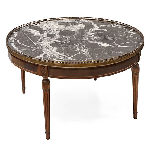 Sub.:21 - Lote: 154 -  Mesa baja con tapa de m�rmol y galer�a de bronce de Loscertales.