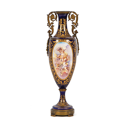 Sub.:21 - Lote: 1283 -  Jarr�n en porcelana francesa tipo S�vres y bronce dorado, Francia, c.1900. 