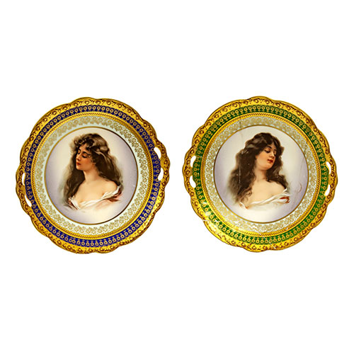 Sub.:21 - Lote: 1320 -  Dos platos en porcelana Royal de Viena, uno de ellos roto y consolidado. 