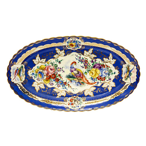 Sub.:21 - Lote: 338 -  Fuente ovalada en porcelana en azul cobalto y oro con decoraci�n central pintada.