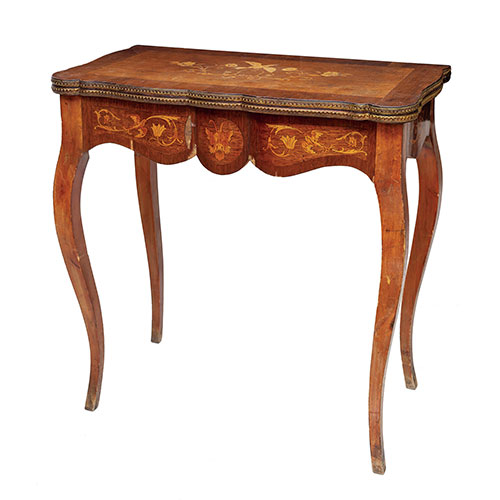 Sub.:21 - Lote: 243 -  Mesa de juego estilo Luis XV realizada en madera con marqueter�a de limoncillo y borde de la tapa con metales dorados.